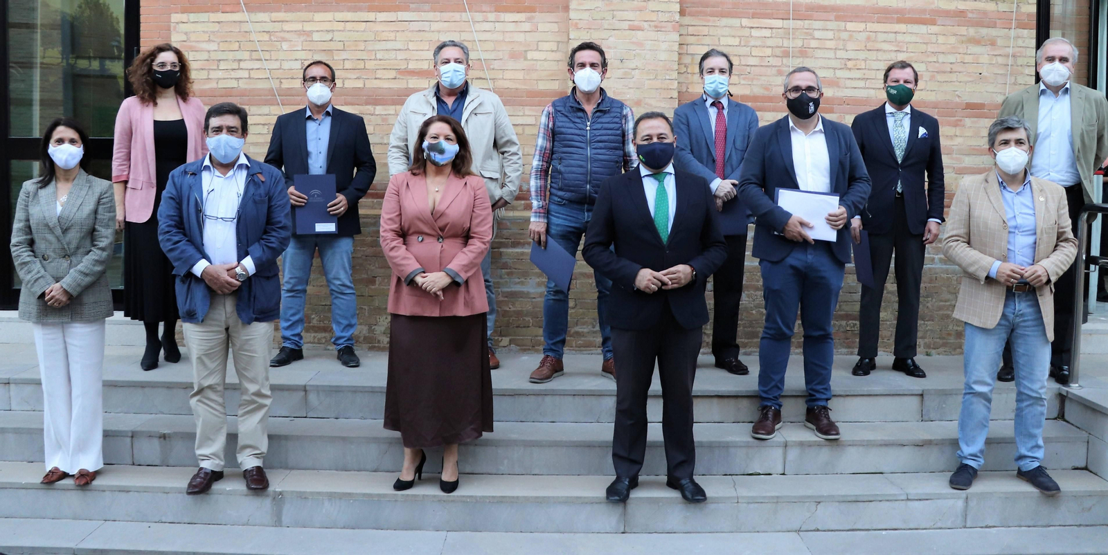 Los alcaldes y los represenantes del sector arrocero con la consejera de Agricultura, Carmen Crespo, y el delegado del Gobierno de la Junta.