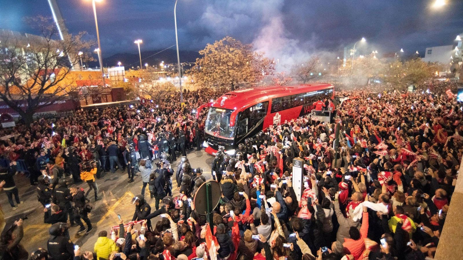 El partido de fútbol de Copa del Rey congregó a miles de personas en Granada