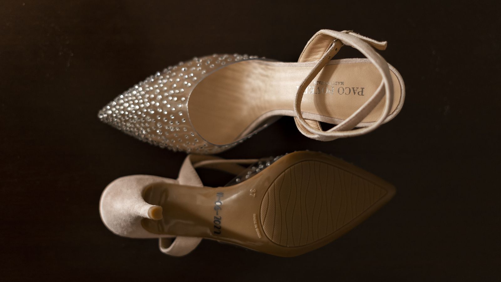 Detalles de los zapatos de una novia el día de su boda.