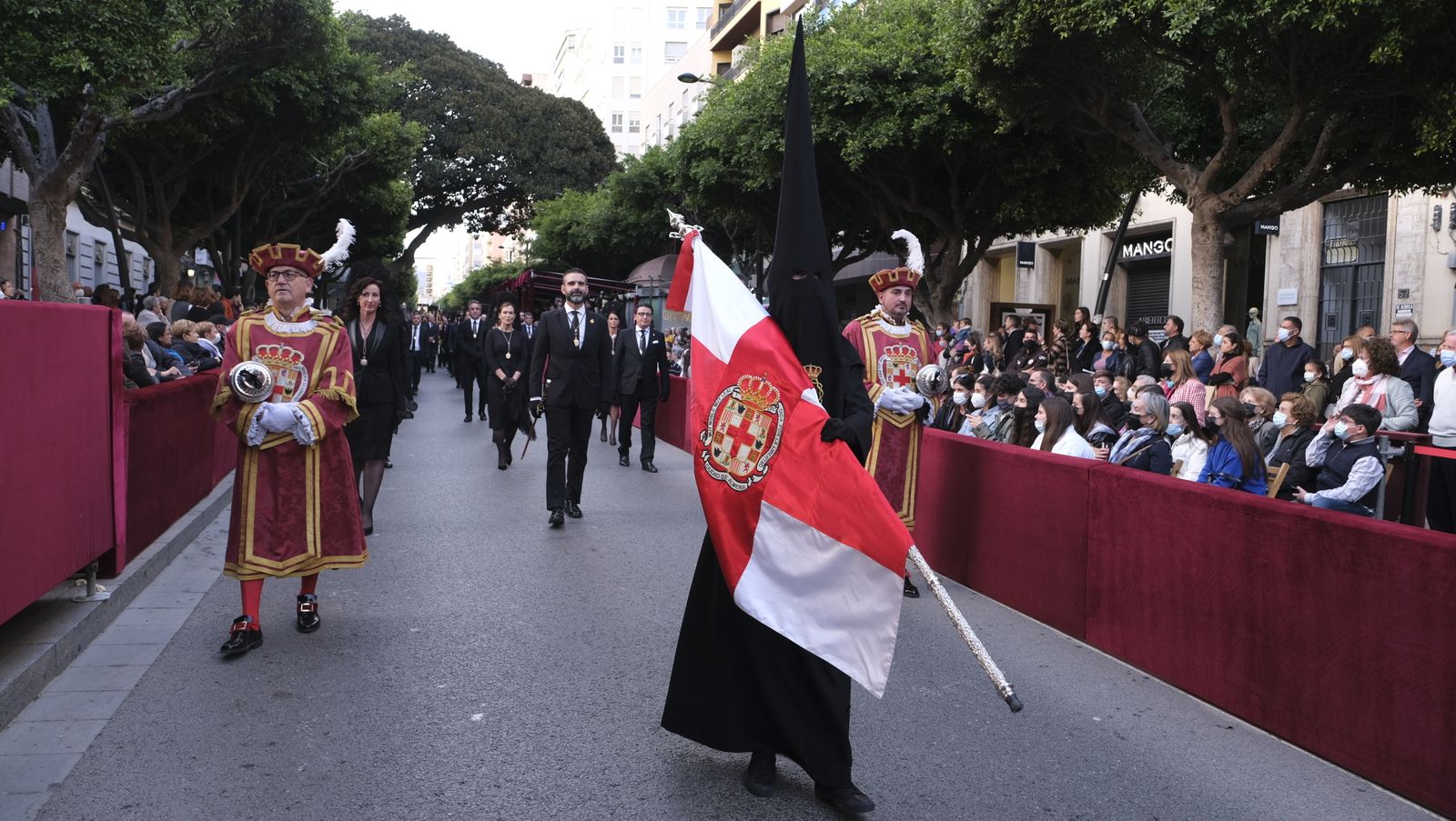 Procesión del Santo Entierro en Almería, en imágenes.