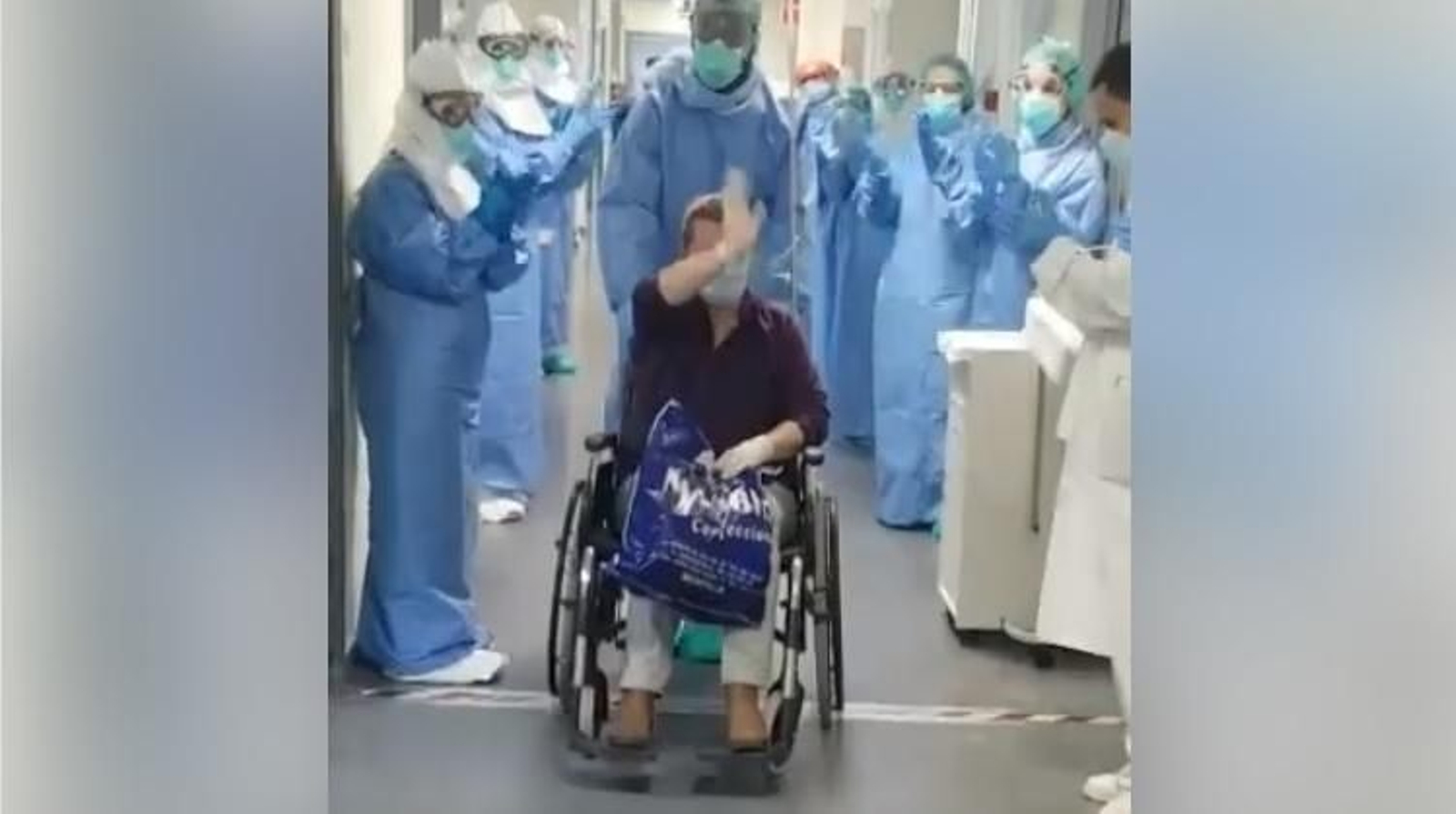 Los sanitarios despiden entre aplausos a una paciente curada de covid-19.