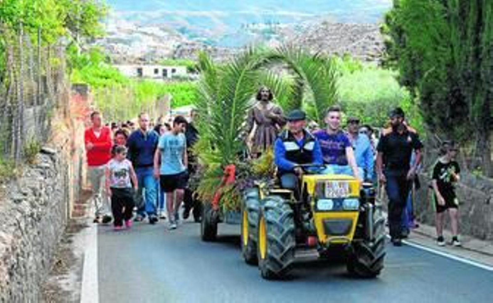 Los romeros acompañaron a pie la imagen de San Isidro.