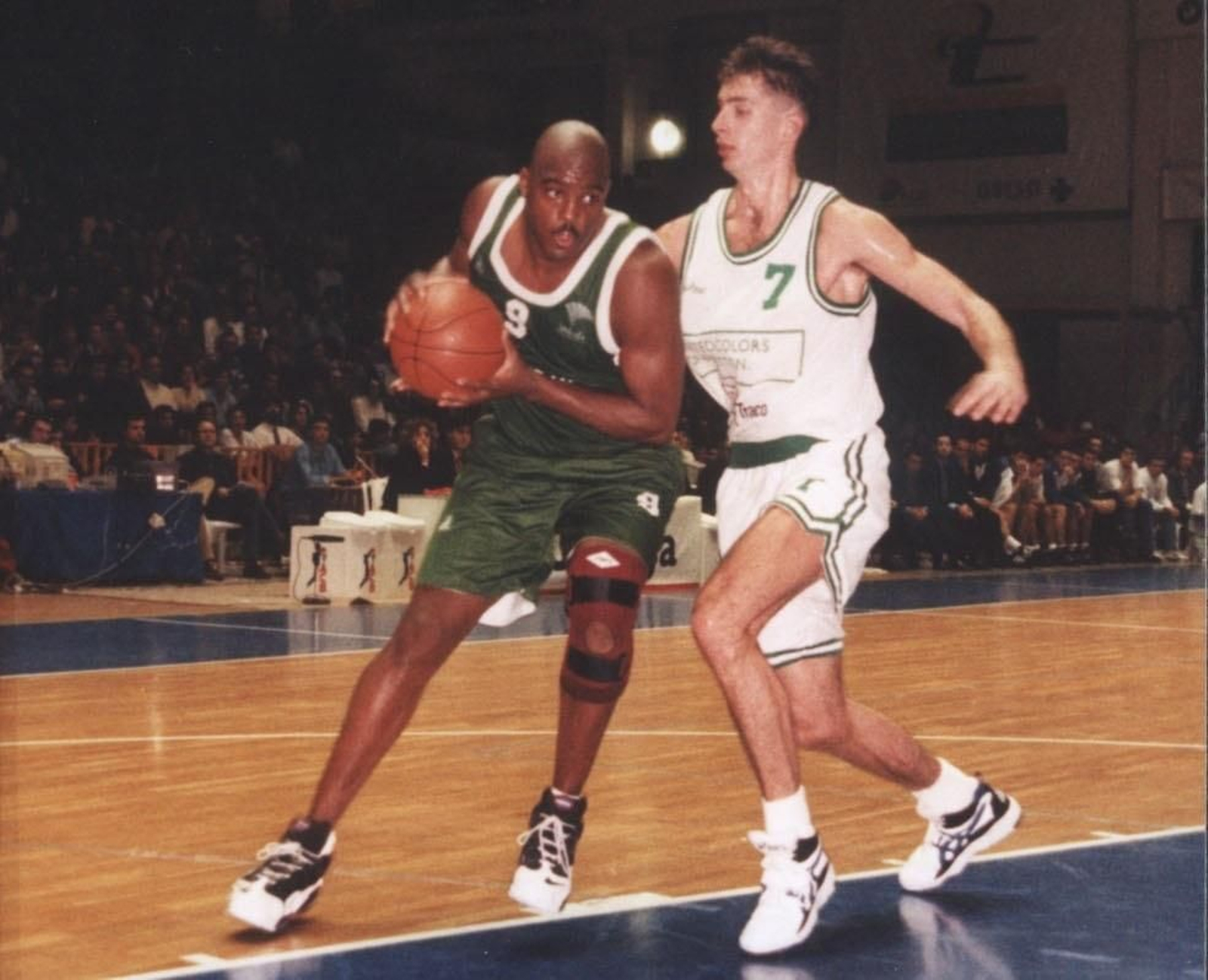Mike Ansley, ante Pittis (Benetton) en la temporada 1995/96.