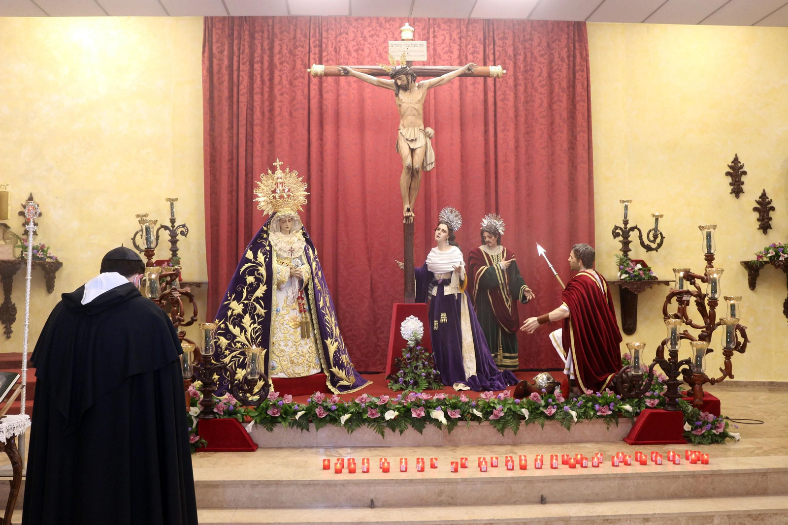 2021. El padre Juan Antonio Martín ante el altar instalado en un Miércoles Santo de pandemia