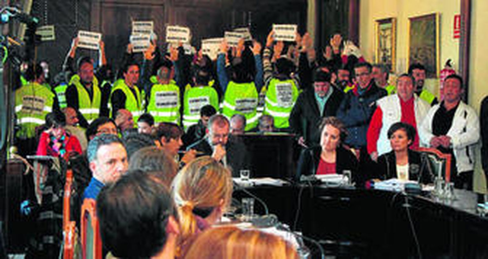 Agentes de la Policía Local, durante las protestas en uno de los plenos municipales celebrados a finales del pasado año.