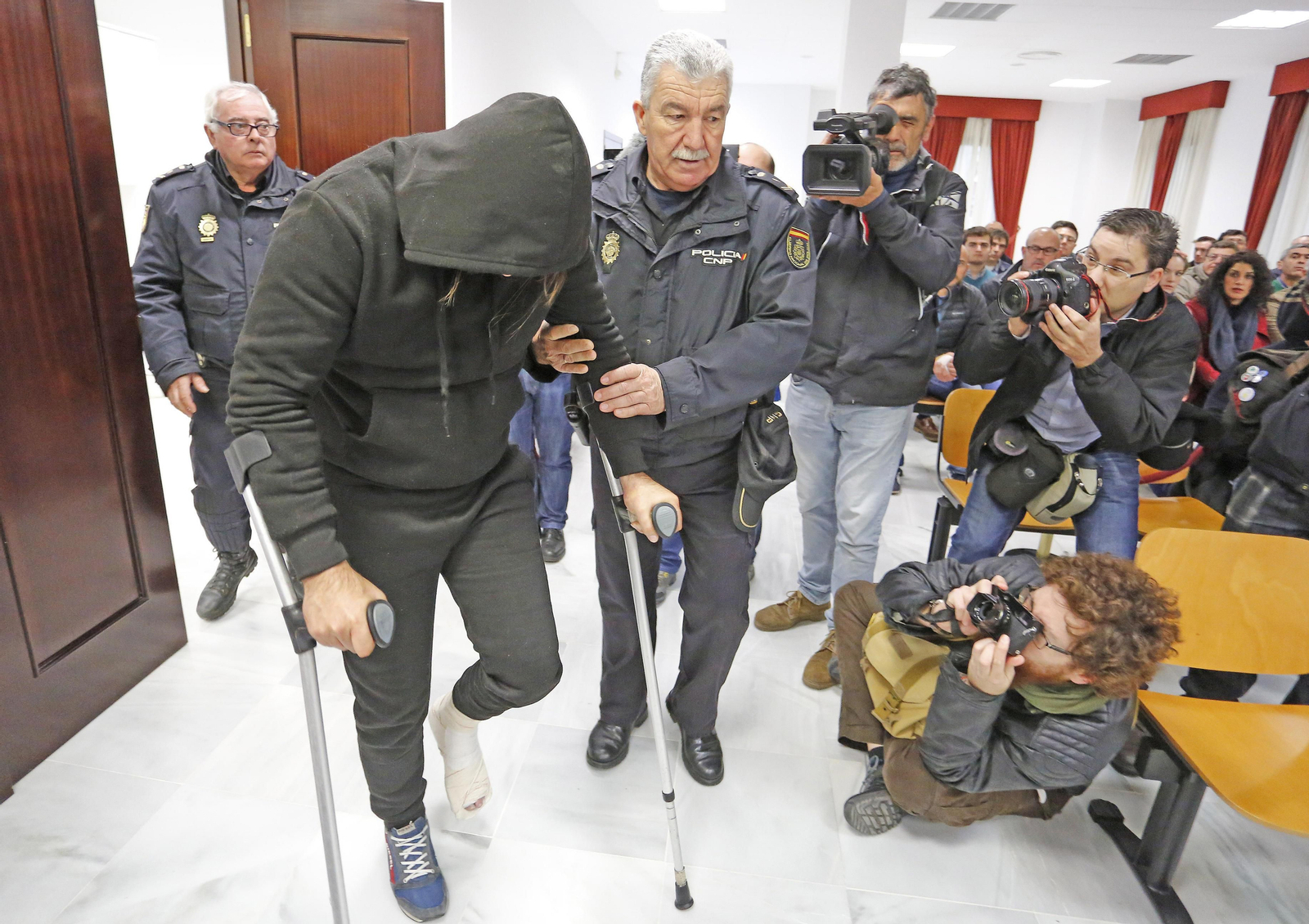 Jorge Venegas entrando en la sala de vistas.