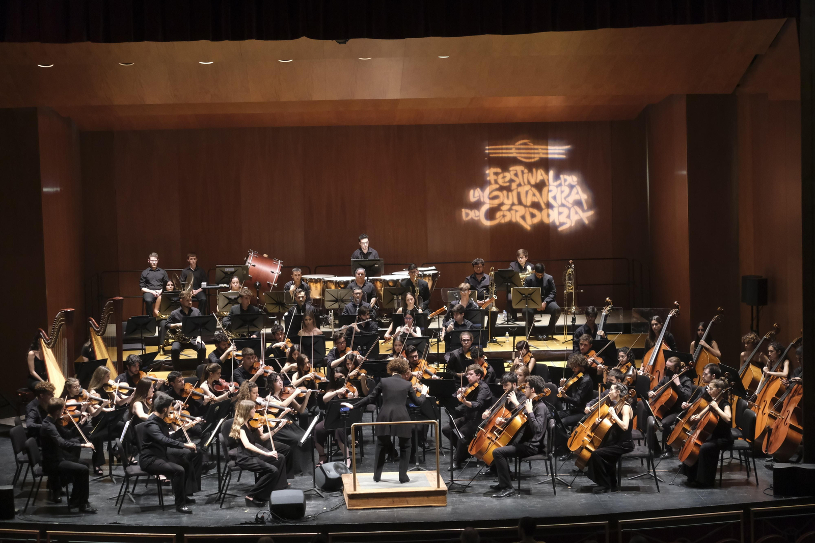 El concierto de la Orquesta Joven de Andalucía y María Esther Guzmán en el Festival de la Guitarra de Córdoba, en imágenes