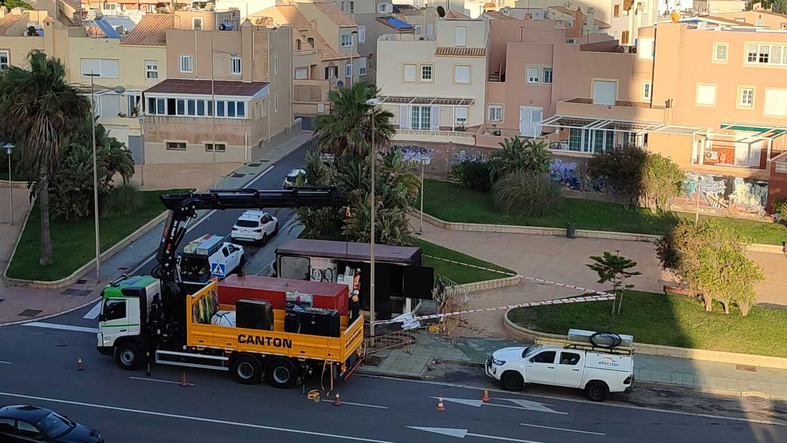Operarios retiran con ayuda de una grúa las partes inservibles de la central de transformación de la Vega