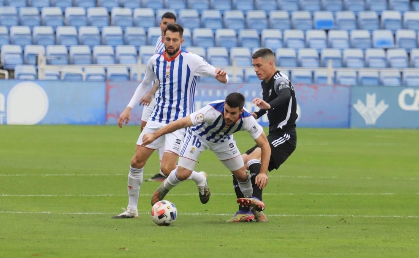 Cera se cae ante la entrada de un jugador del Marbella.