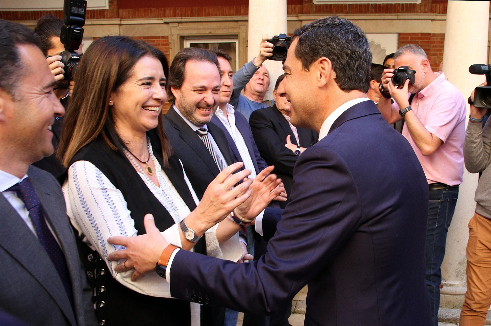 Juanma Moreno se reúne con Gabriel Cruz en el Ayuntamiento, en imágenes