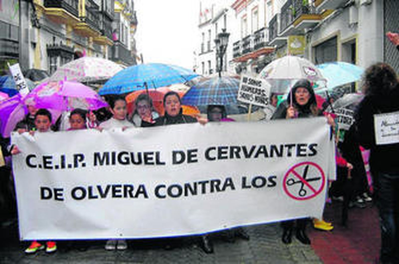 Alumnos y progenitores protagonizaron ayer una manifestación por las calles del pueblo.