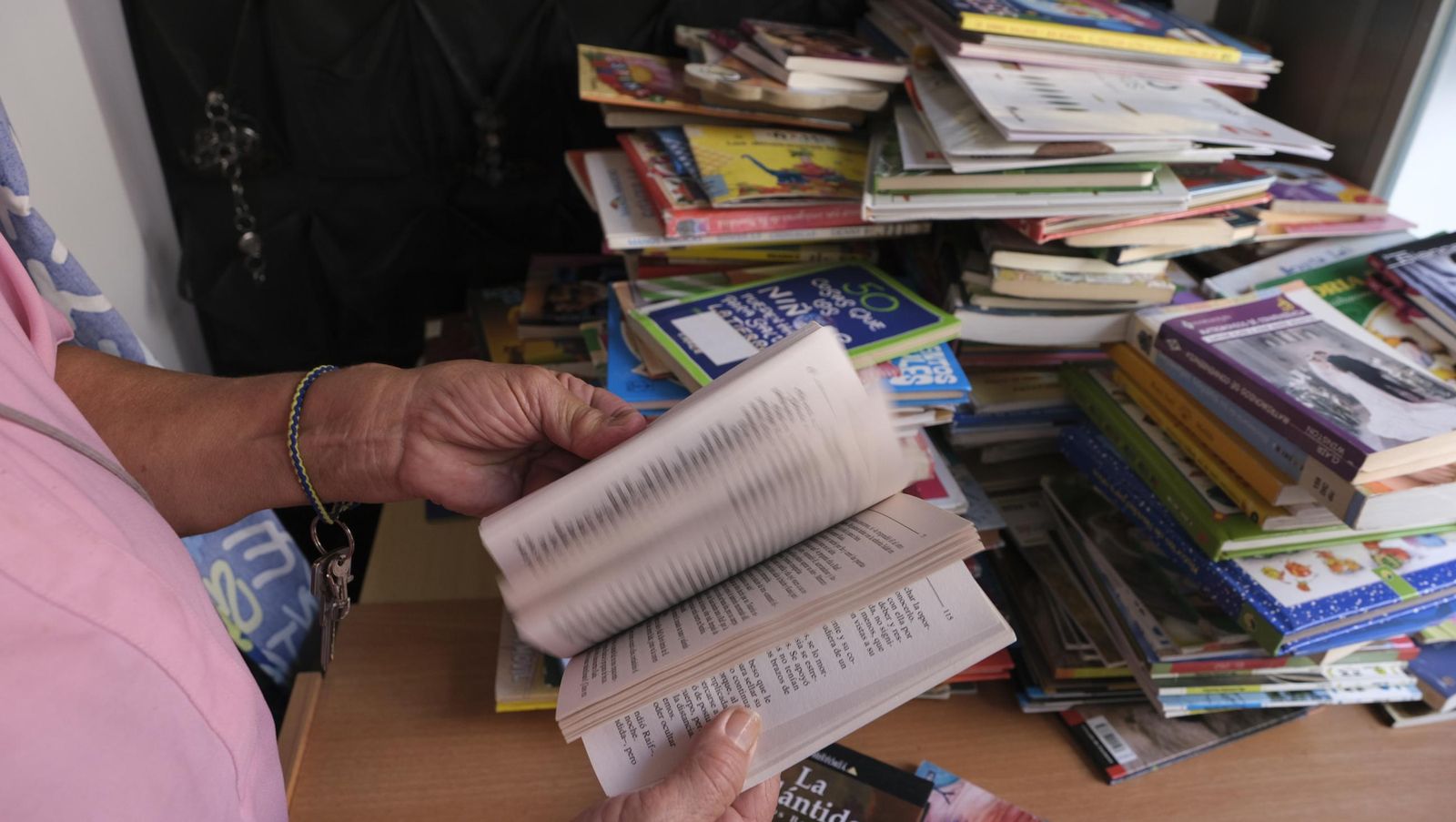 Las imágenes de la asociación que regala libros y ropa a las personas sin hogar en El Zapillo
