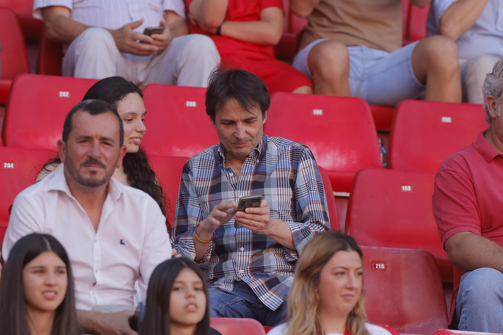 Búscate en las fotos del Sevilla-Español