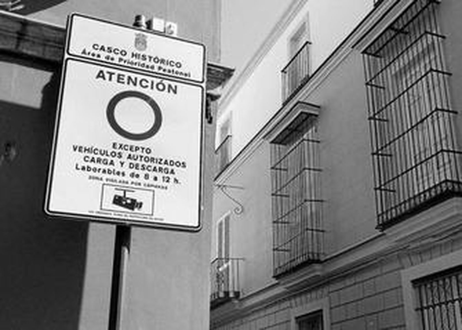 La vigilancia en algunas calles del centro ya se advierte a los conductores.