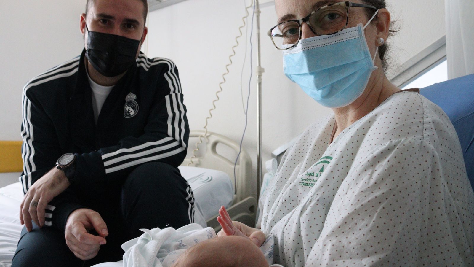 Luis y Tomasa, padres de Enzo, el primer bebé del año del Reina Sofía.