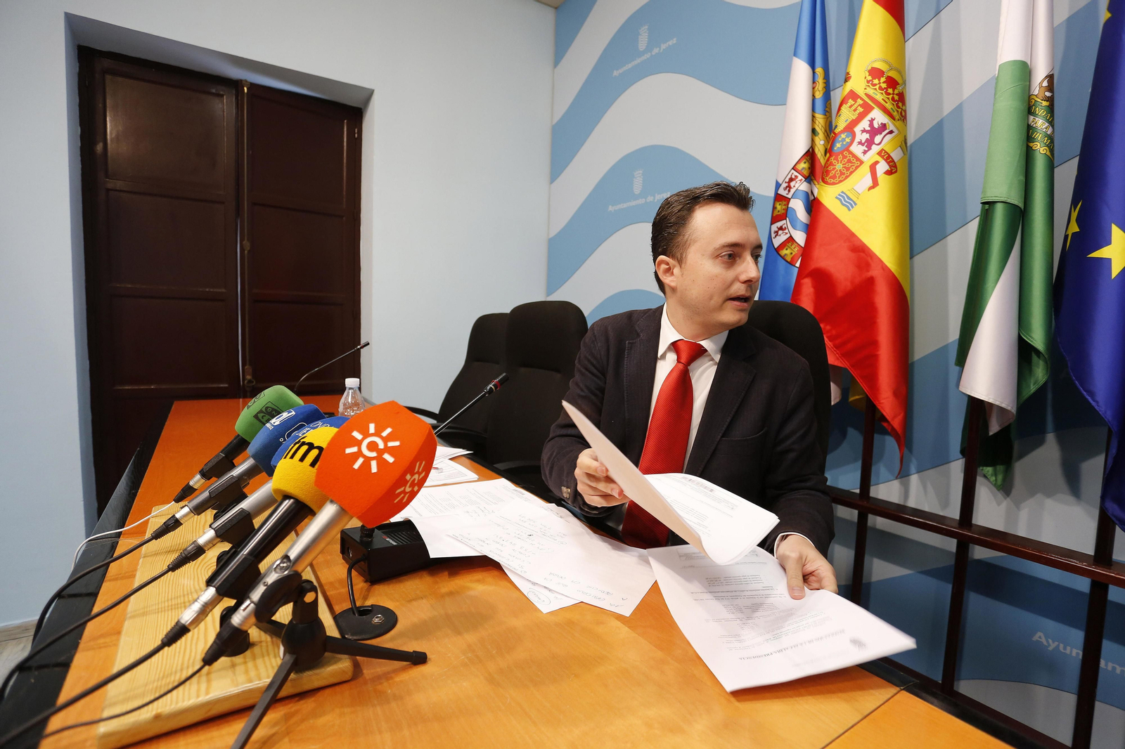 El delegado de Economía, Santiago Galván, ayer durante la presentación de los datos de la liquidación del presupuesto de 2015 del Ayuntamiento.