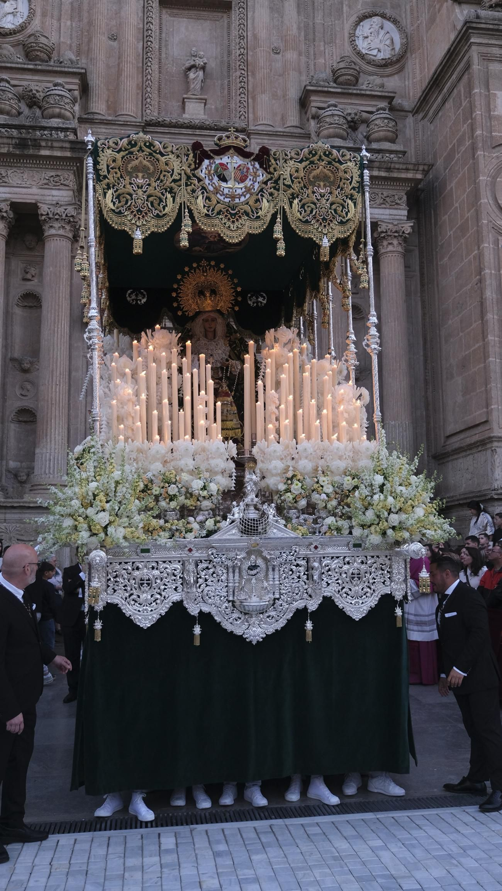 Estudiantes en la Semana Santa de Almería 2025