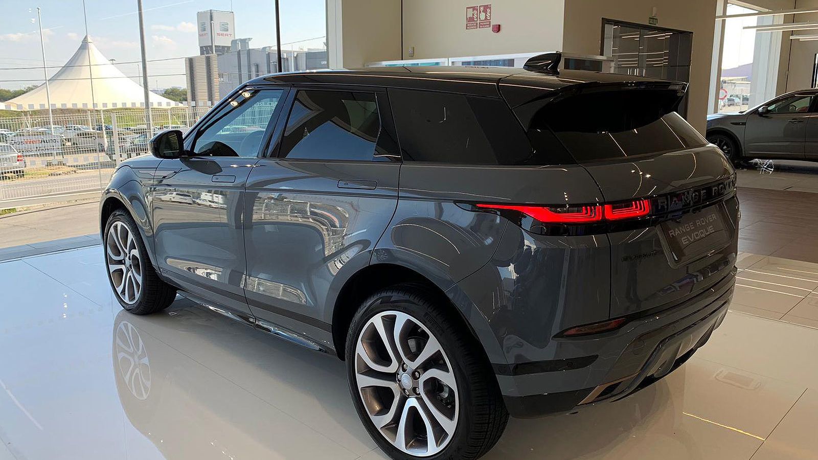 Este nuevo Evoque destaca por su diseño atractivo.