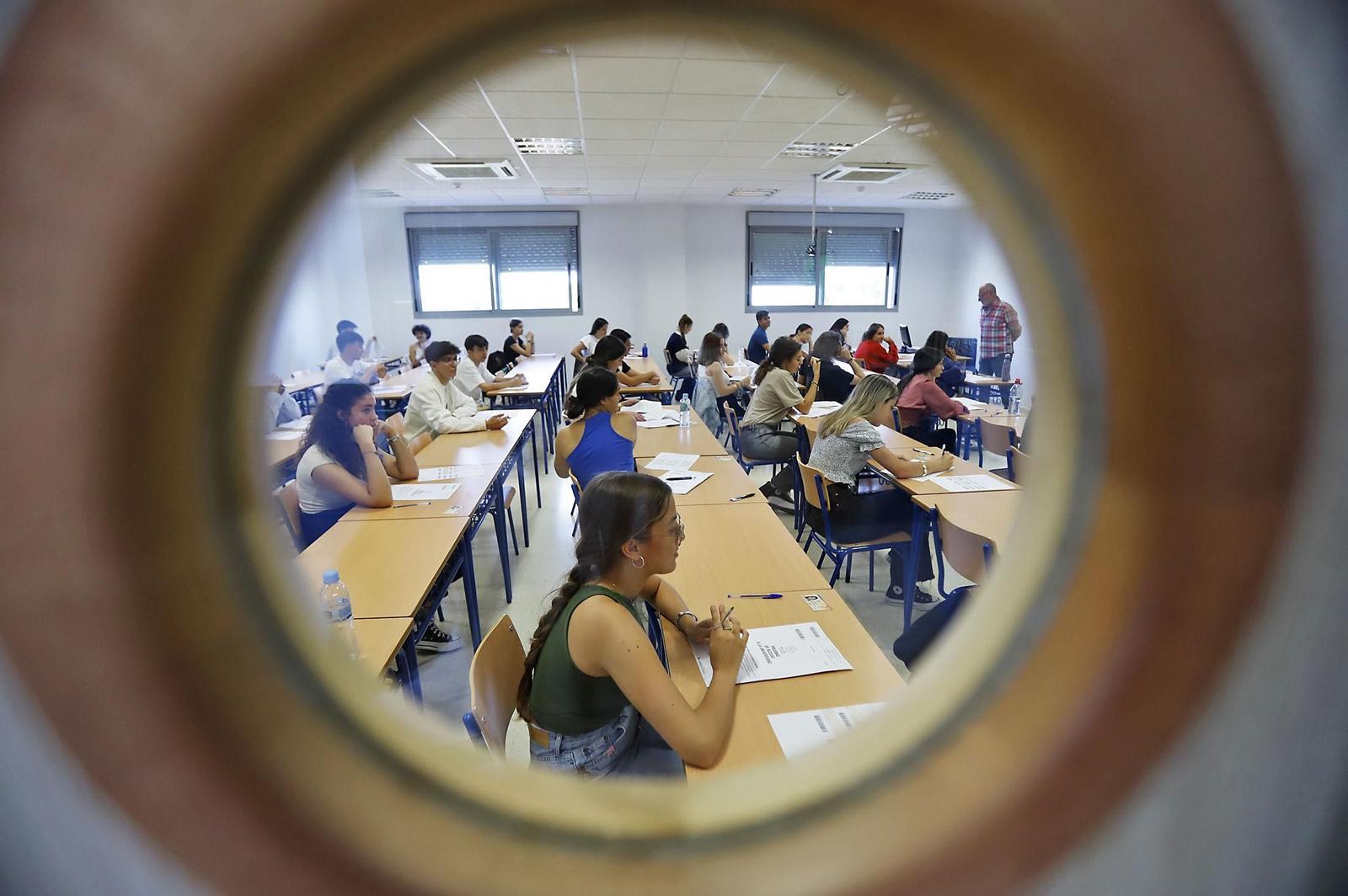 Imágenes del comienzo de las pruebas de evaluación para el acceso a la universidad en Huelva