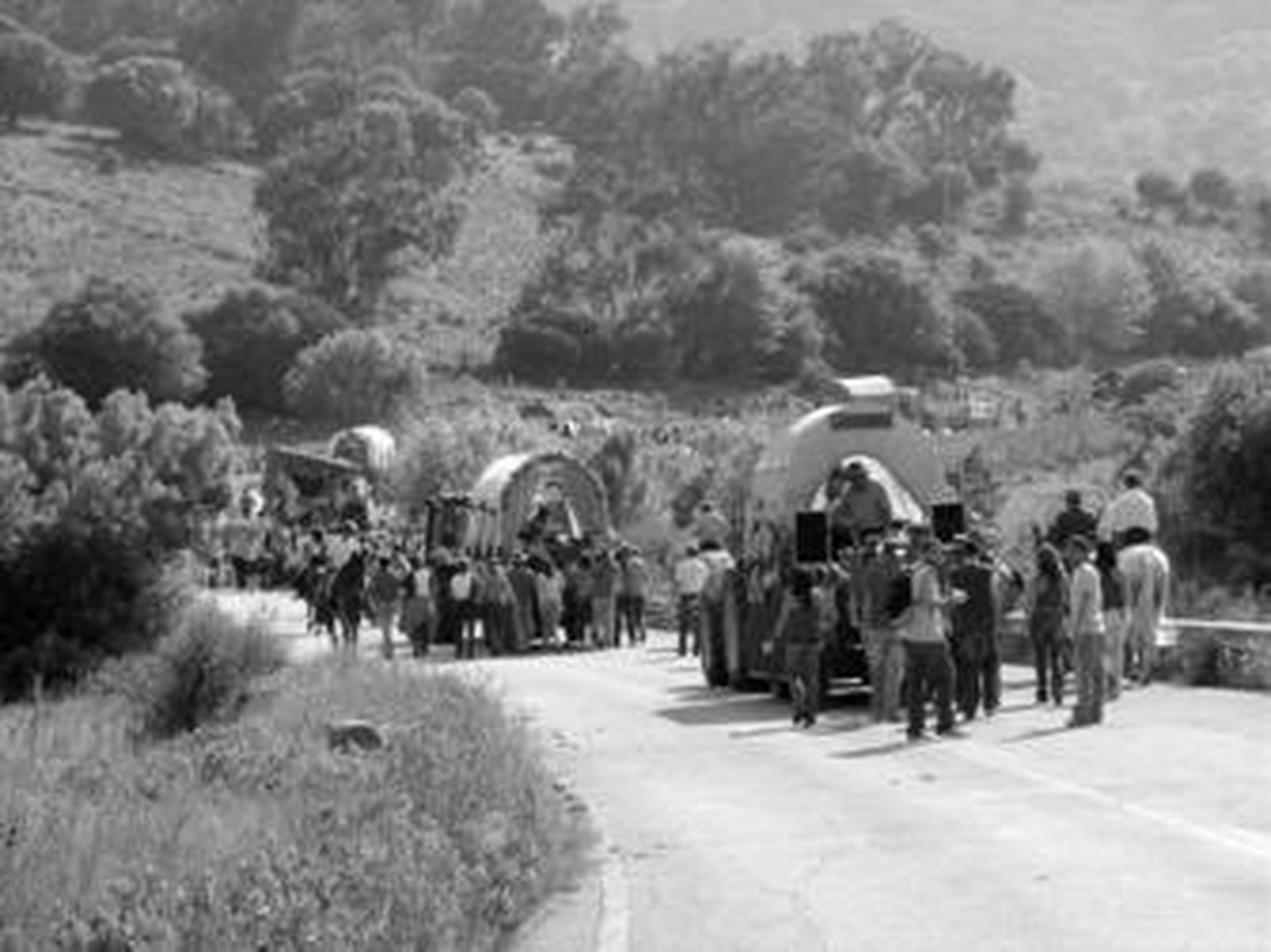 Los romeros caminan por la Ruta del Toro hacia la Montera del Torero.