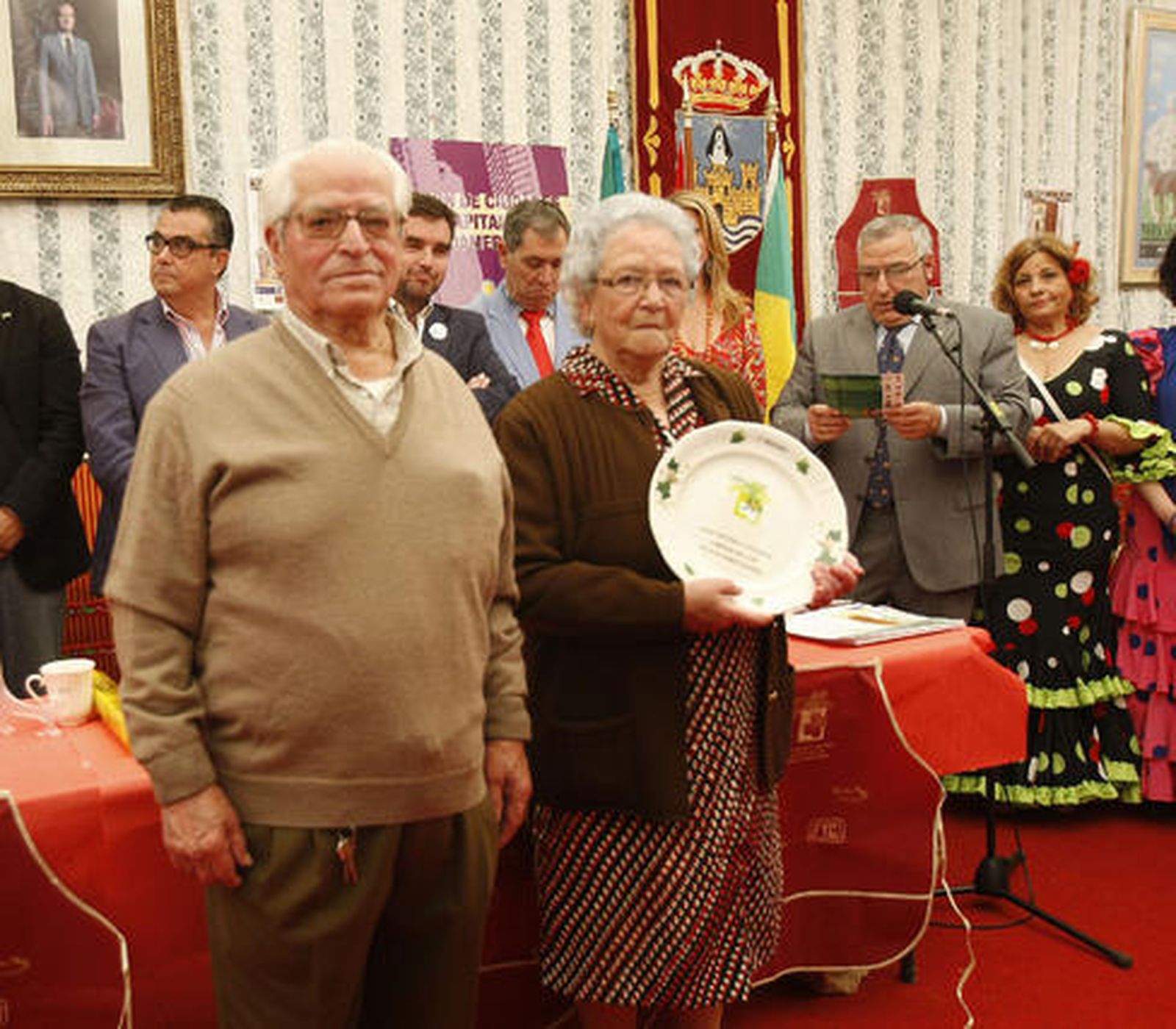 Uno de los matrimonios que reside en la vivienda galardonada con el primer premio del concurso de patios. 

Foto: Fito Carreto