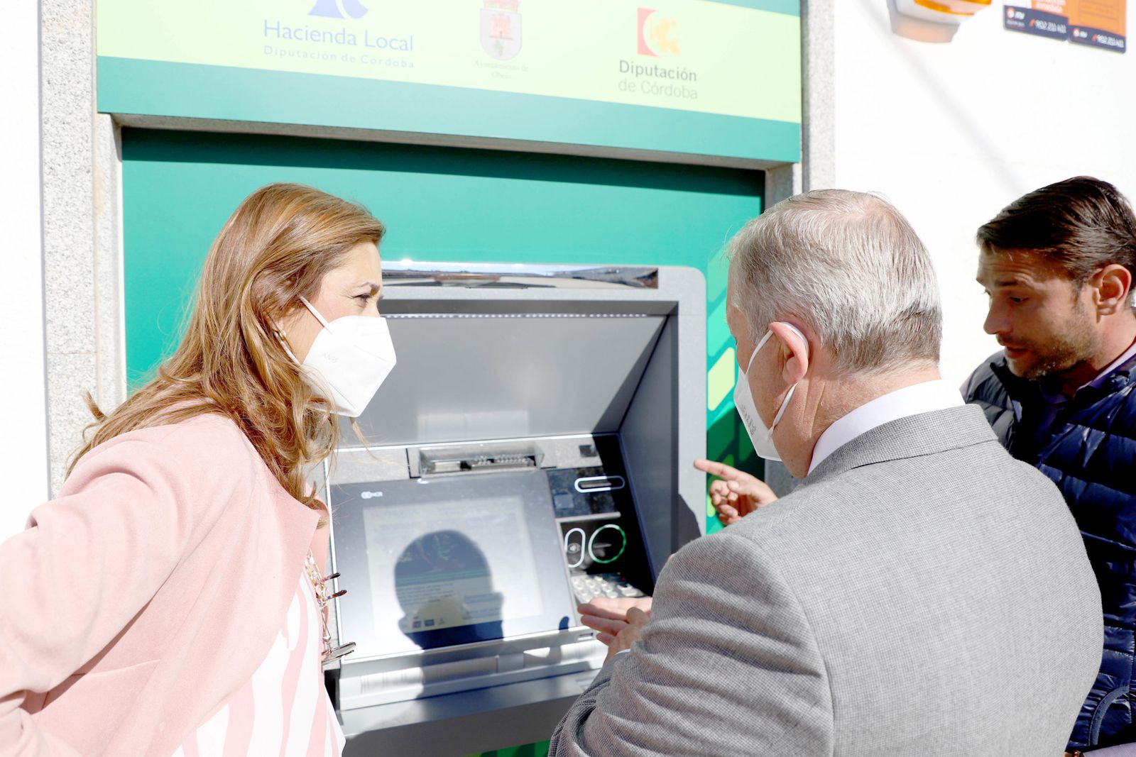 Estrenando el cajero automático de Obejo.
