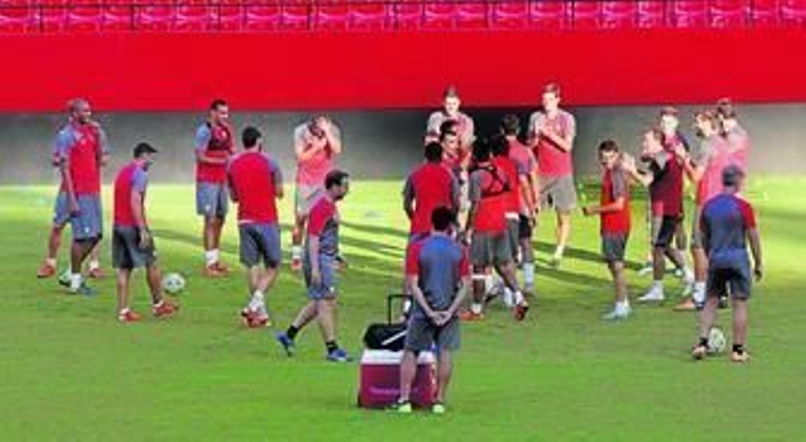 Los futbolistas sevillistas aplauden tras realizar un ejercicio de calentamiento en la sesión preparatoria en el Sánchez-Pizjuán.