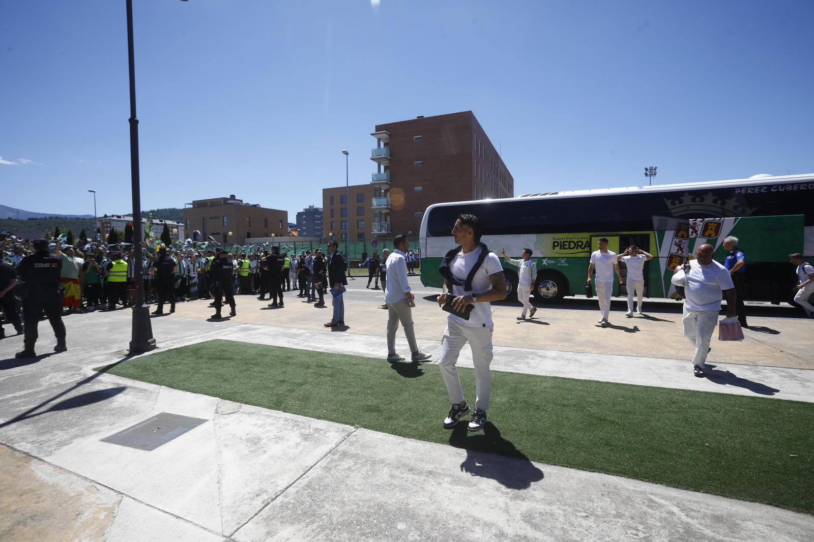 El Córdoba CF recibe el calor de su afición a su llegada a El Toralín antes del partido ante la Ponferradina El Córdoba CF recibe el calor de su afición a su llegada a El Toralín antes del partido ante la Ponferradina