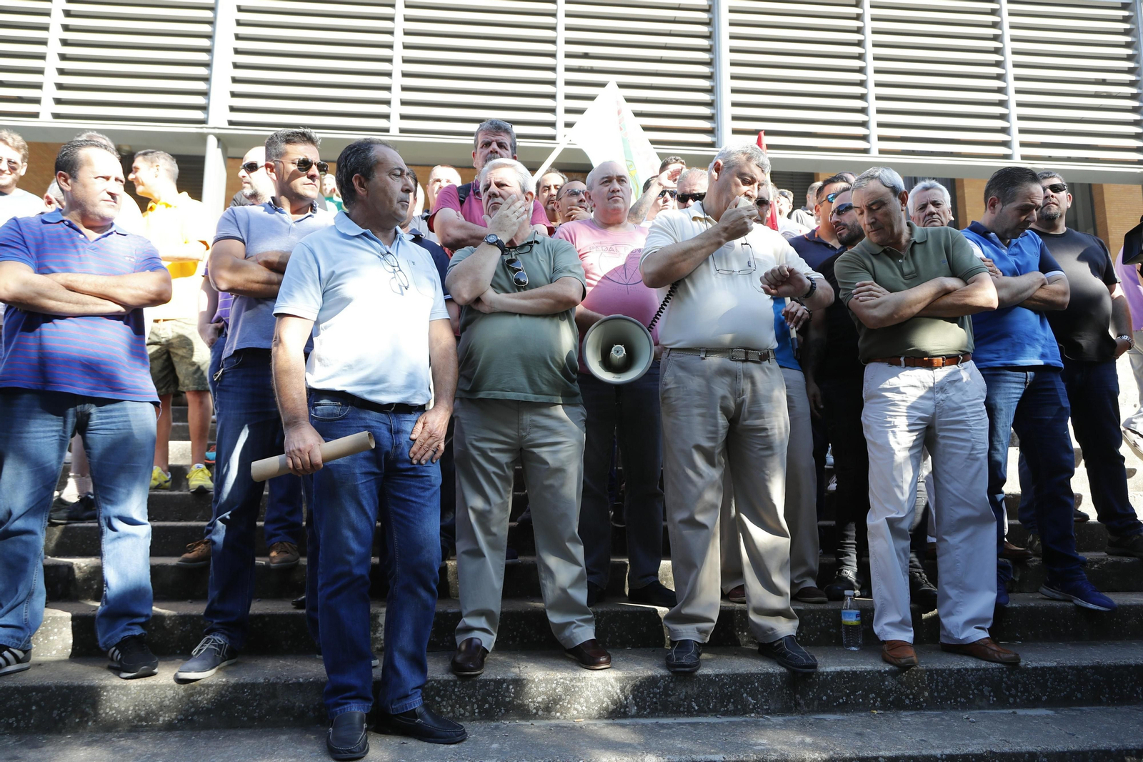 Imágenes de la asamblea de los taxistas de Sevilla en Santa Justa
