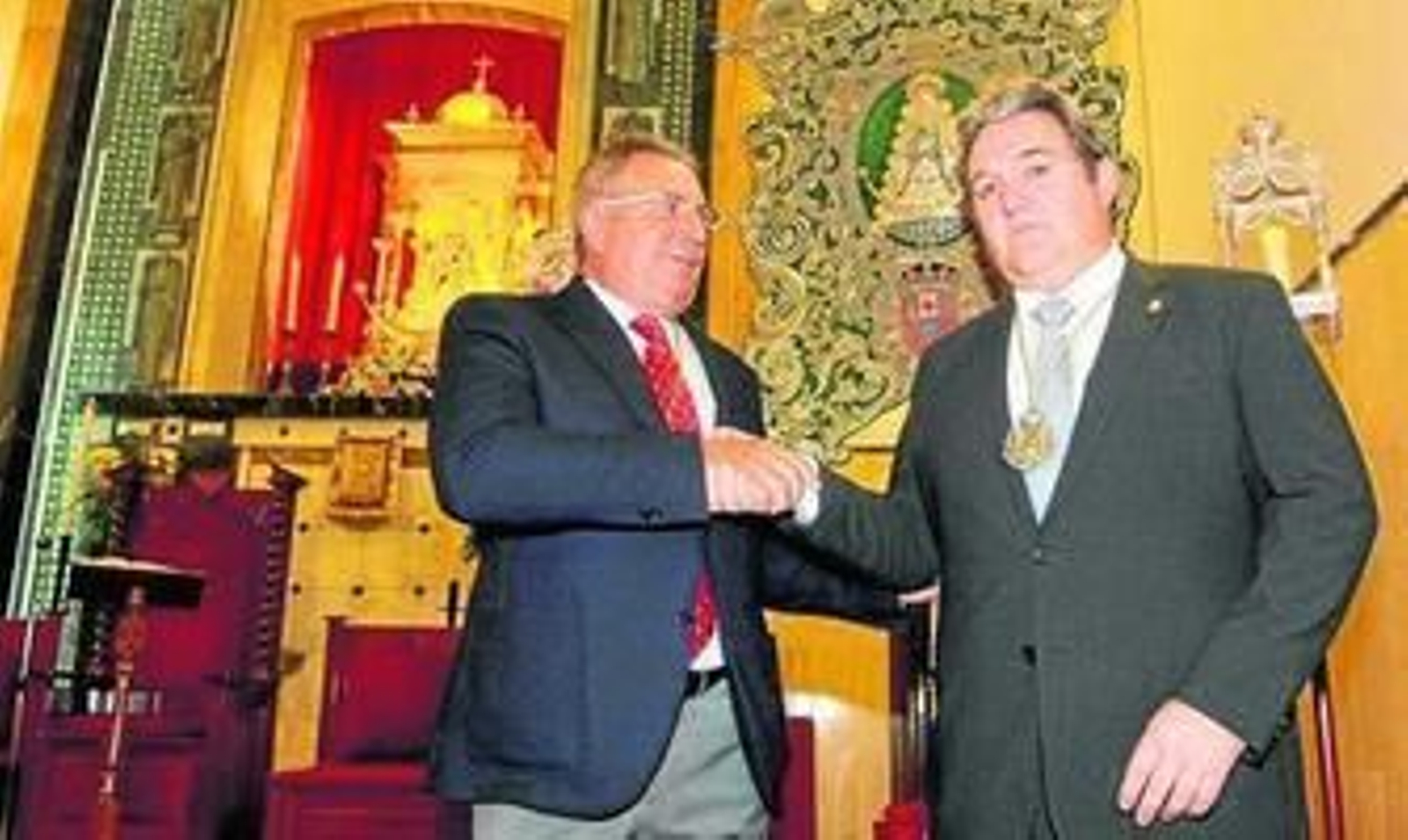 Antonio Garrido estrecha la mano de Manuel Castilla, su antecesor.