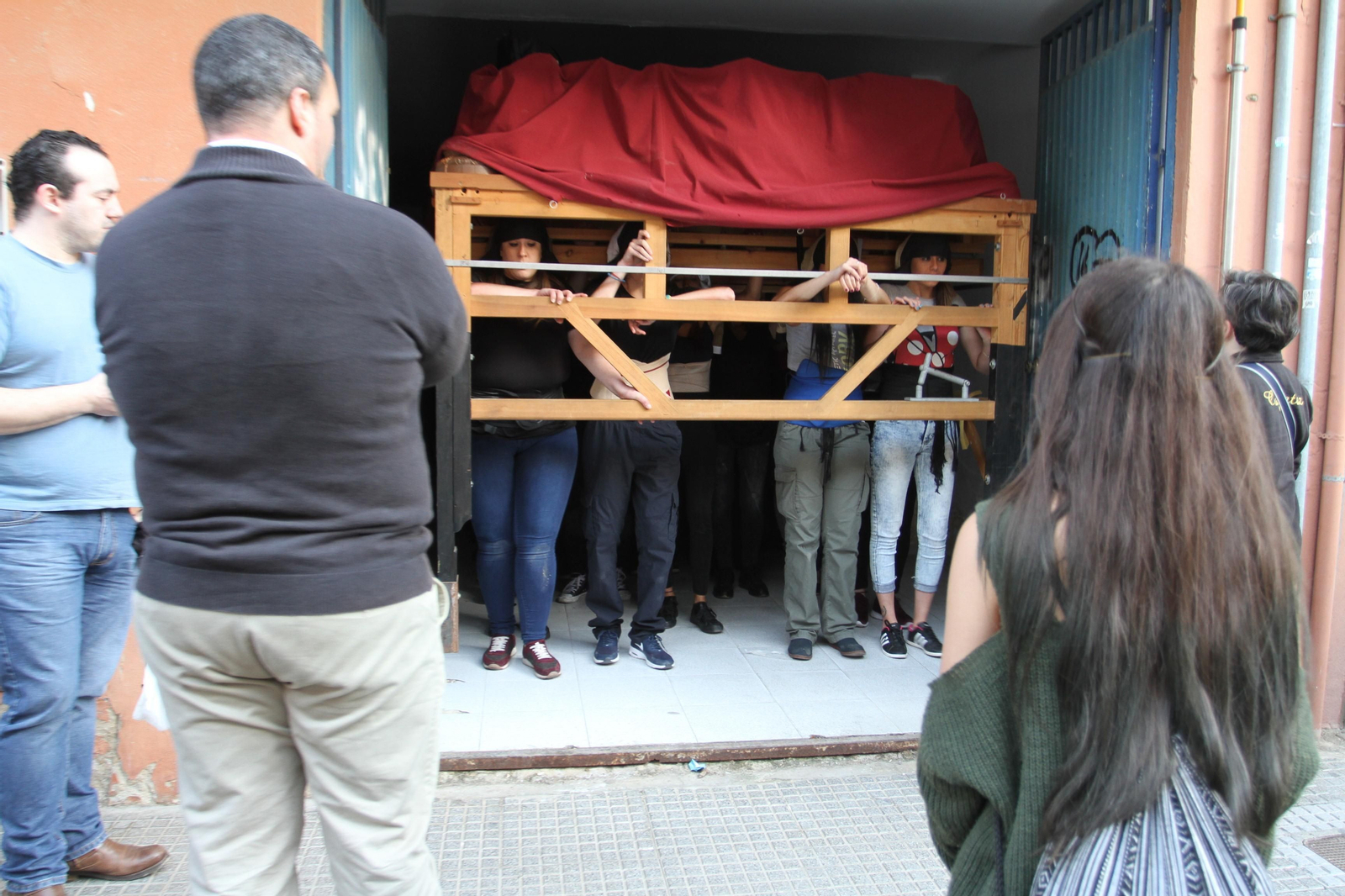 El ensayo de la cuadrilla de mujeres de la Hermandad del Santo Entierro, en imágenes