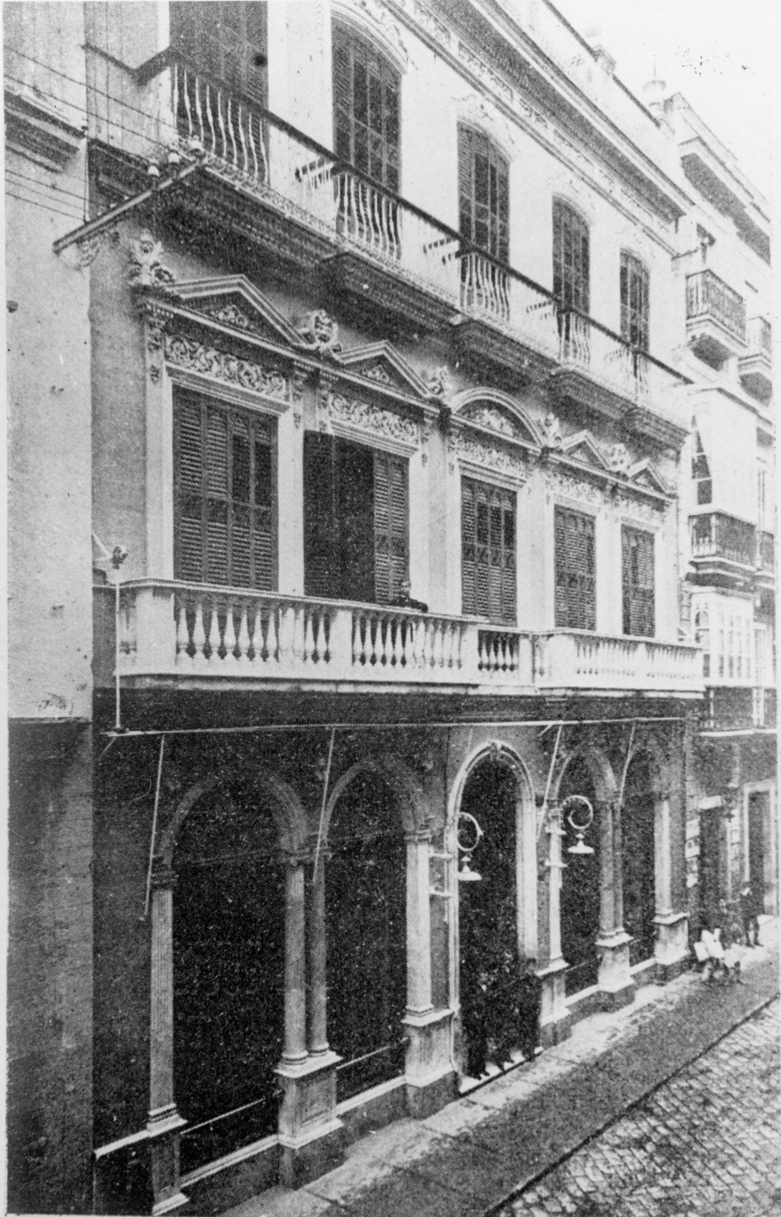 Fotografía de principios del siglo XX donde podemos apreciar la fachada del Palacio del Círculo Mercantil o Casino Militar.