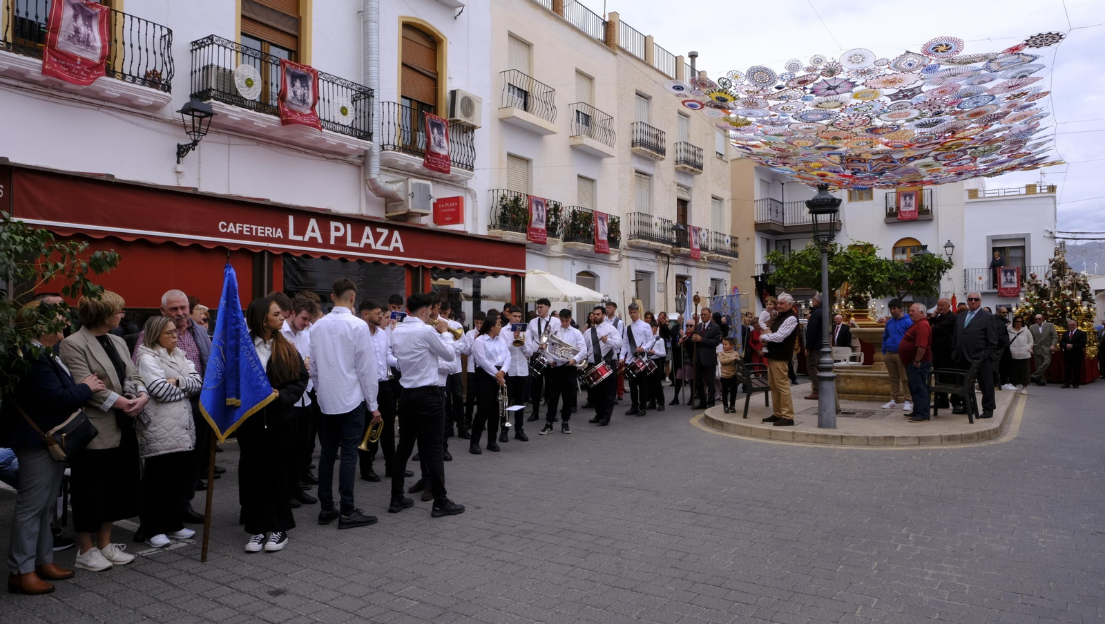 Imágenes de la procesión y paella solidaria en las Fiestas de Abla