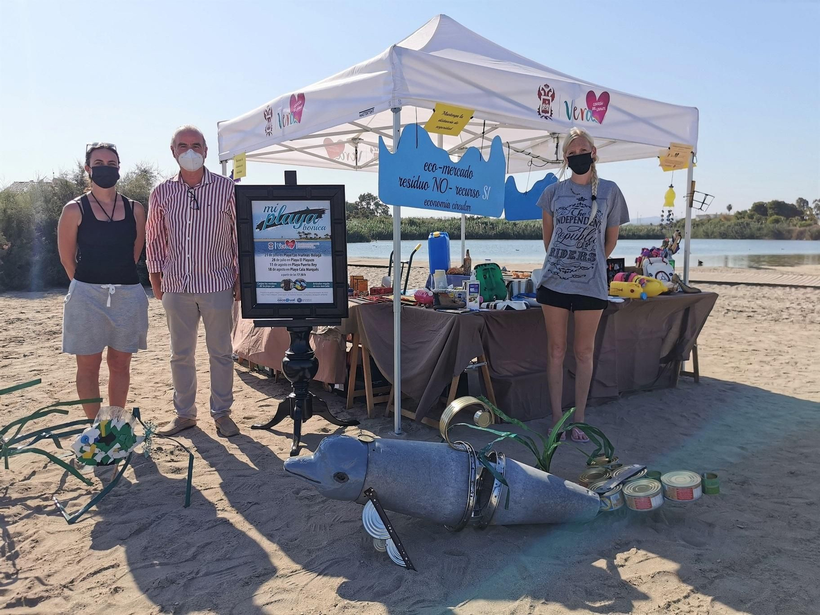 Pedro Salas y técnicas de medio ambiente en uno de los stands de la campaña.