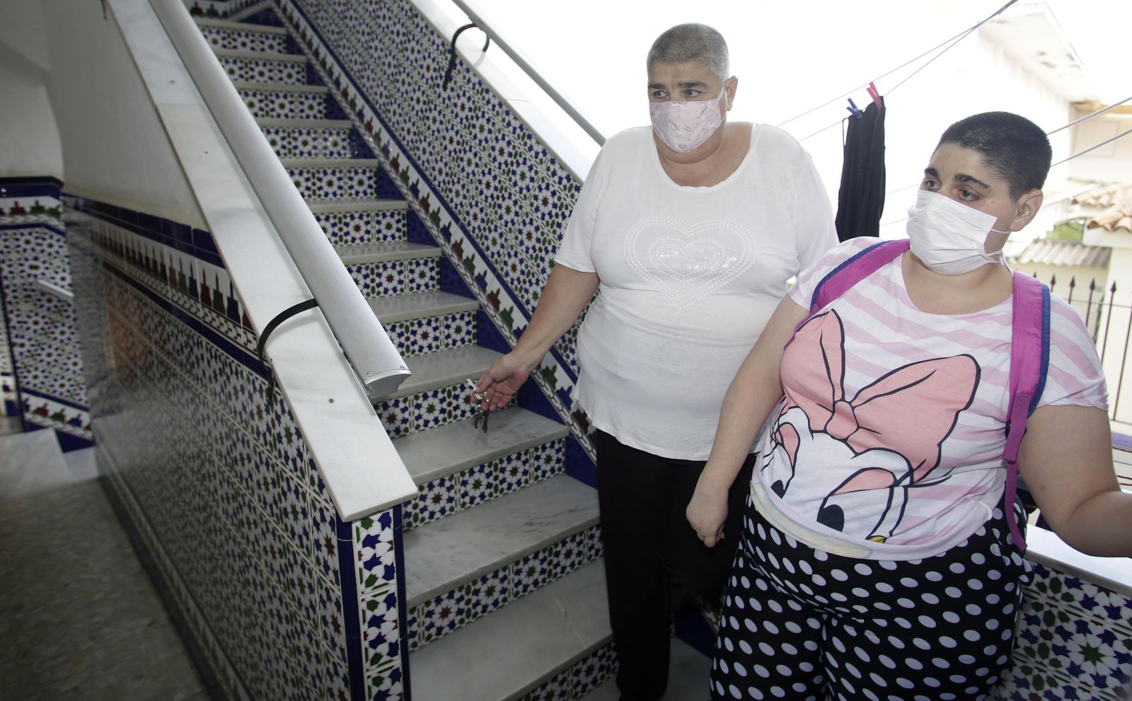 Barriada del Camen (Macarena). Mari Carmen con su hija Marina, que padece parálisis cerebral y graves problemas para moverse.