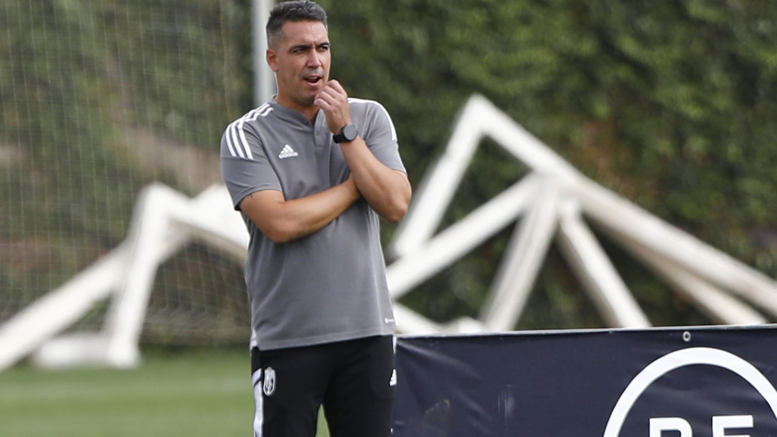 Juan Antonio Milla, atento al juego del equipo.