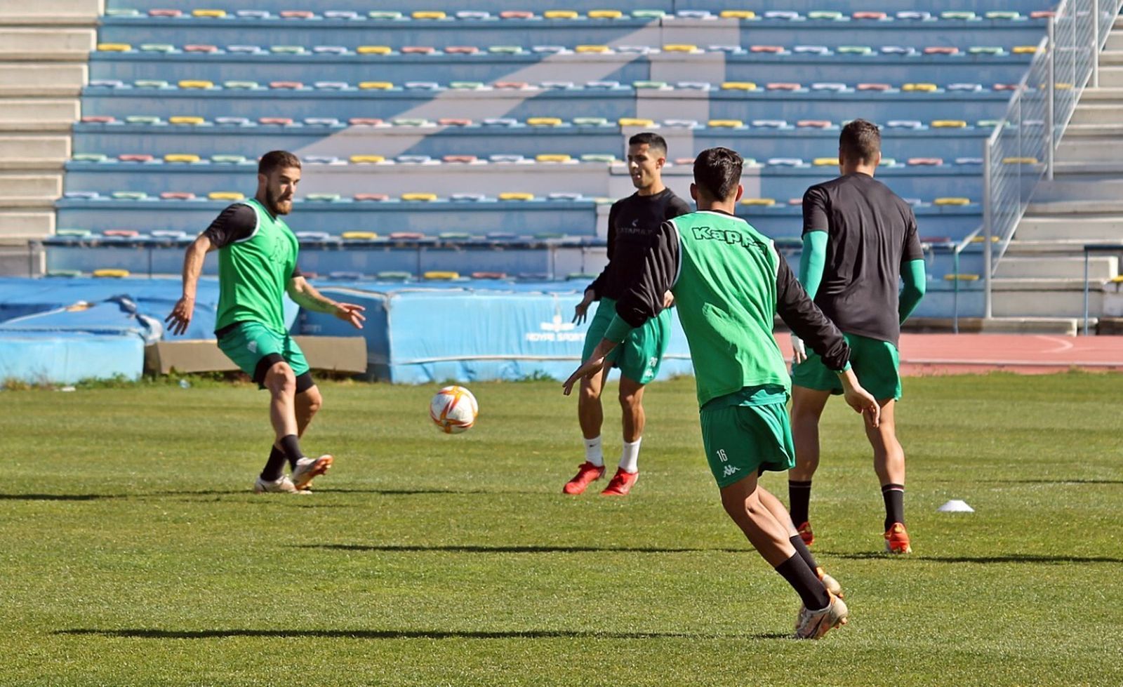 Francis Ferrón, que da un pase en el entrenamiento de este sábado en el Iberoamericano, intentará marcar al Sabadell.