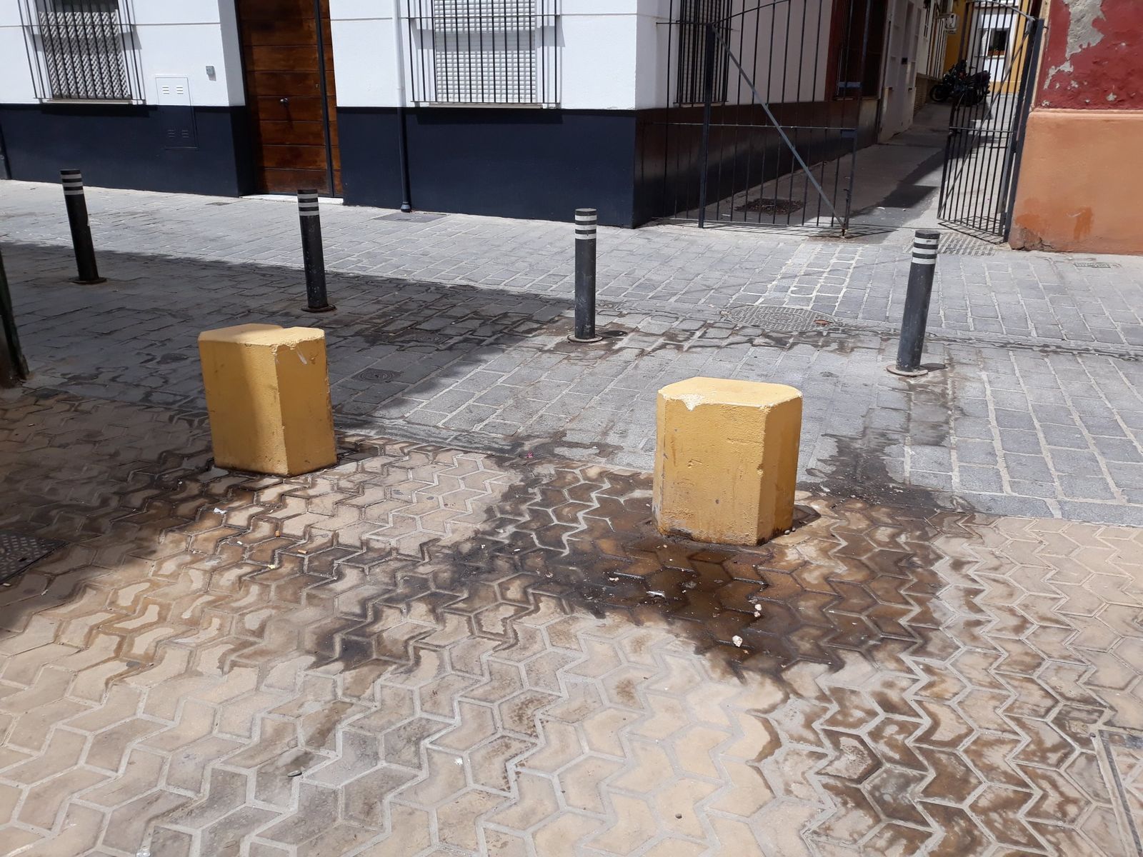 Manchas incrustadas en la Alameda, en la calle trasera donde orinan los clientes del bar Corral de Esquivel.