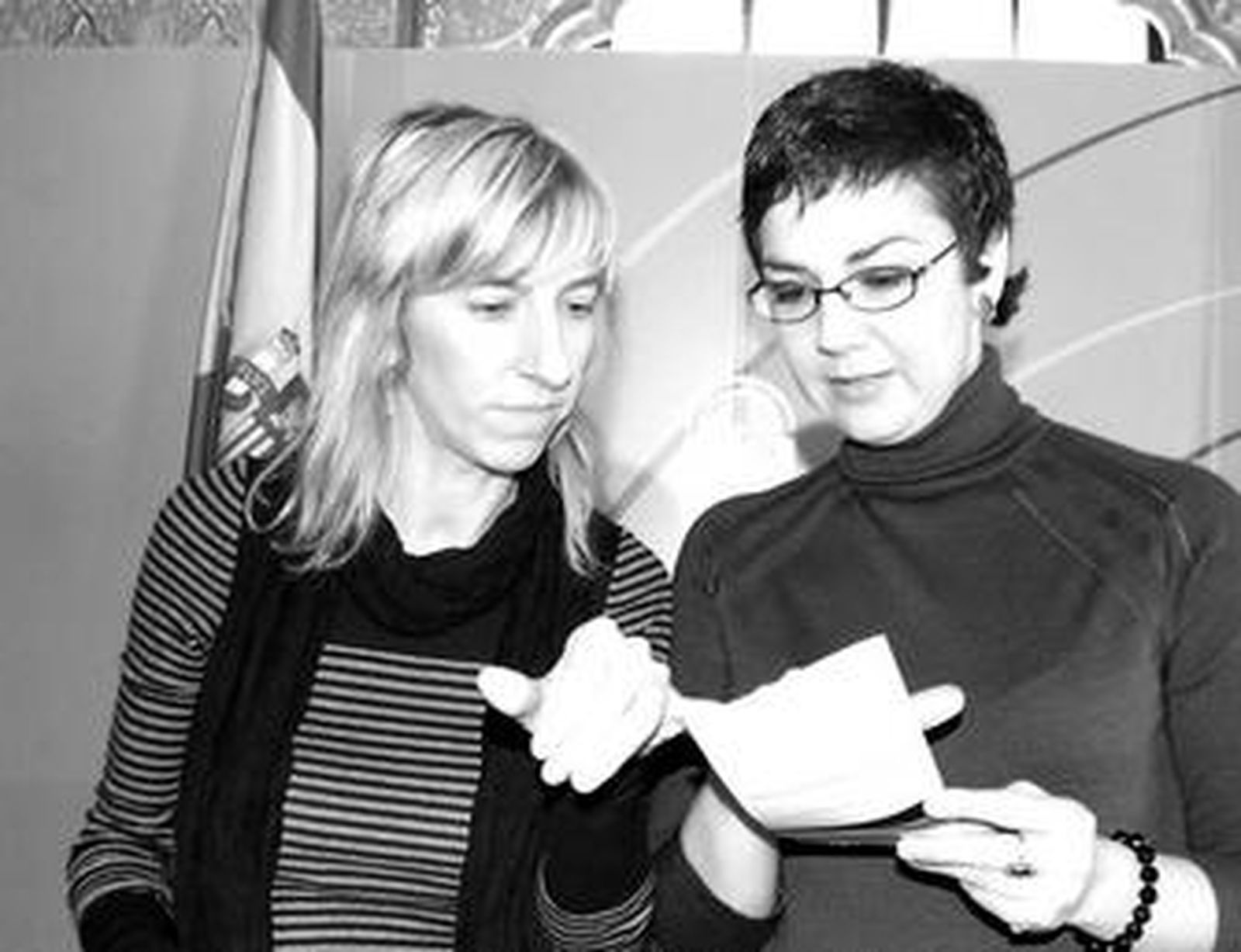 Carmen Méndez, directora de la Biblioteca junto a la delegada de Cultura, Ana Celia Soler.