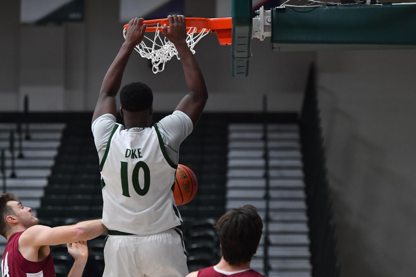 Gody Dike hace un mate en un partido de esta temporada.