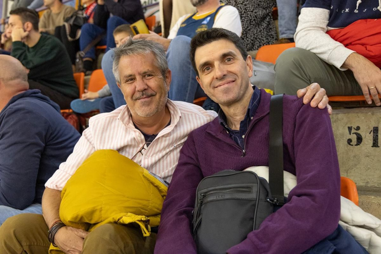 La Salobreja vibra con el derbi de la capital entre Jaén CB y Jaén FS, en imágenes