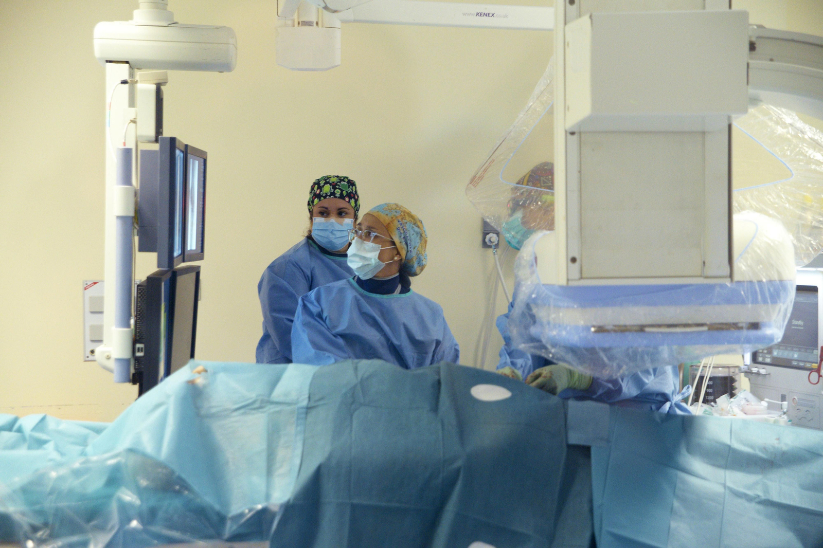 Un paciente es atendido en la zona de cirugía del hospital QuirónSalud Campo de Gibraltar.