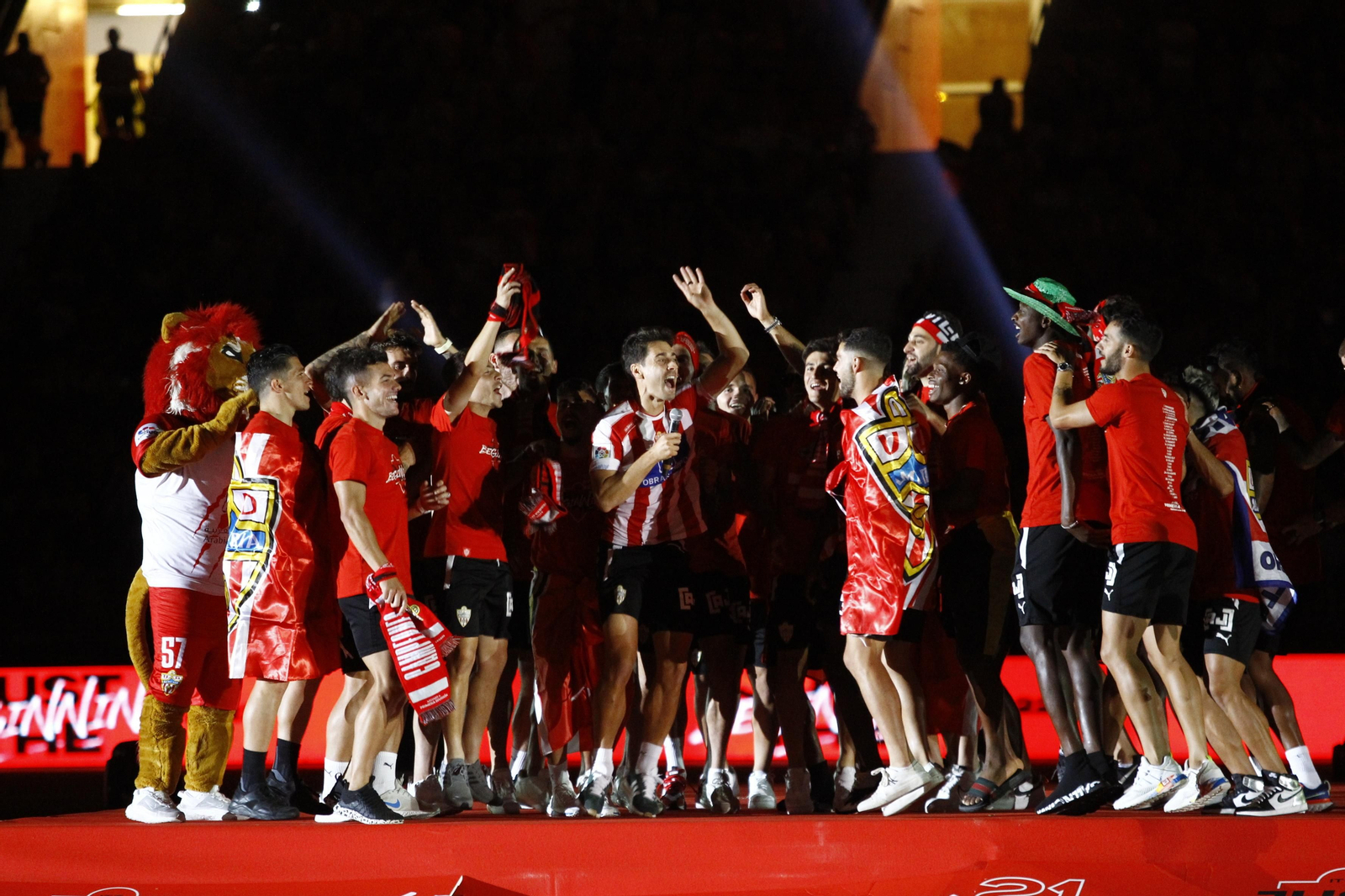 Las imágenes de la fiesta del ascenso de la U.D. Almería en el Estadio Mediterráneo.