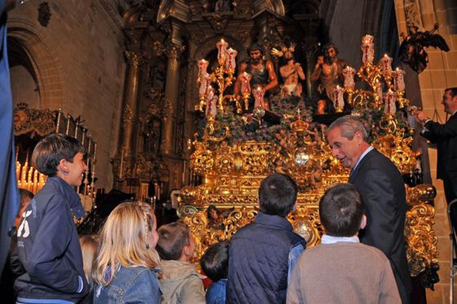 Los niños invitados contemplan los pasos de Los Judíos.

Foto: Manuel Aranda