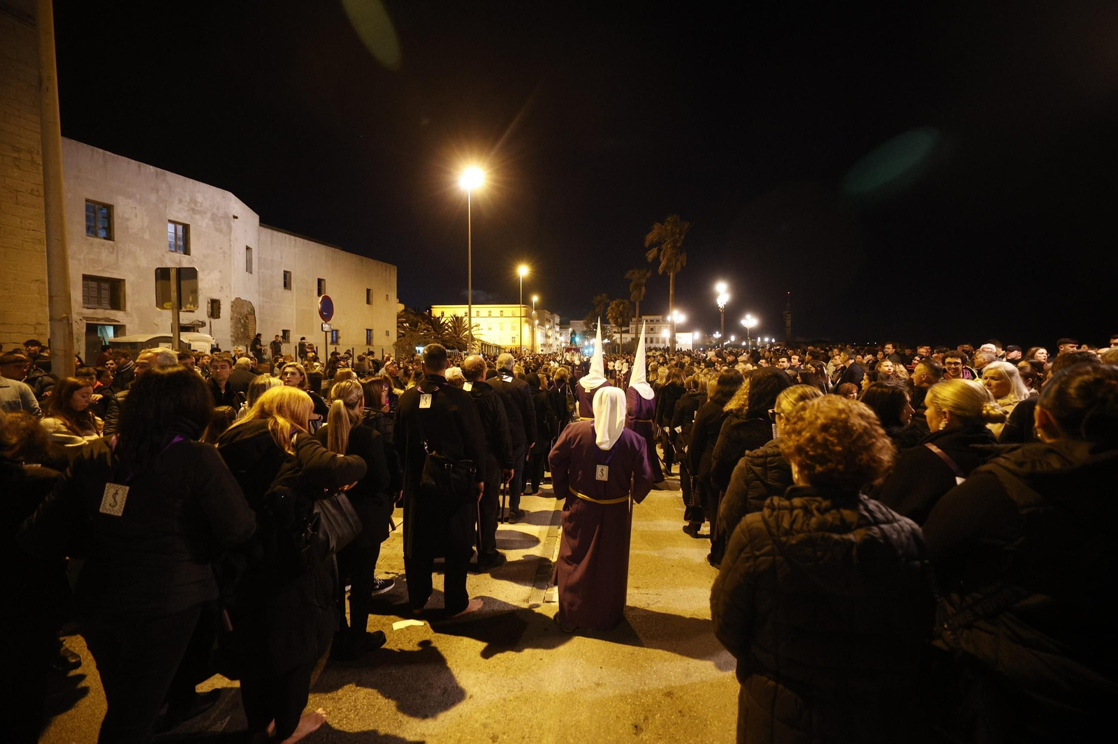 Imágenes de la salida de Medinaceli en la Semana Santa de Cádiz 2025