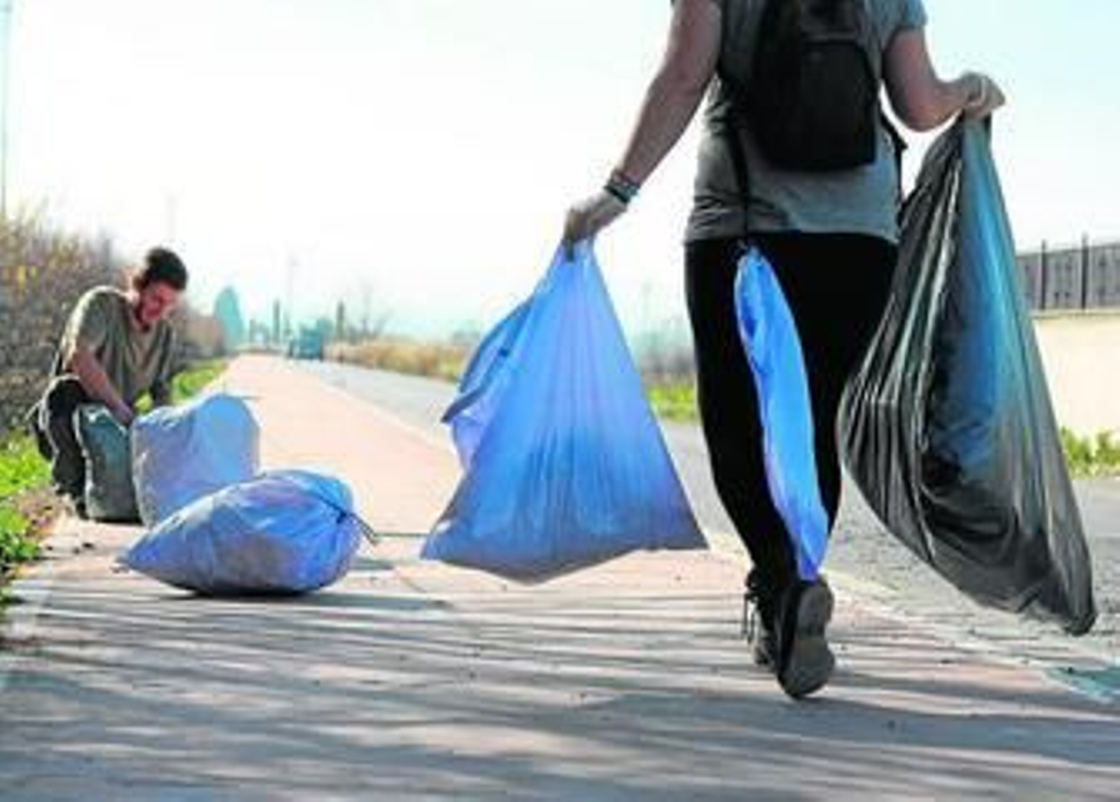 Los alumnos recogieron la basura que encontraron desde el Botellódromo hasta el río Genil.