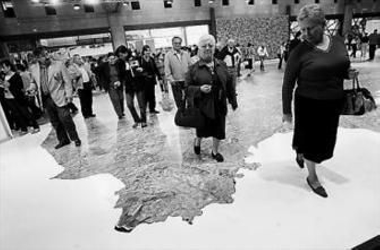 La comarca del Guadalhorce repartió naranjas para su degustación en la inauguración de la feria de los pueblos.