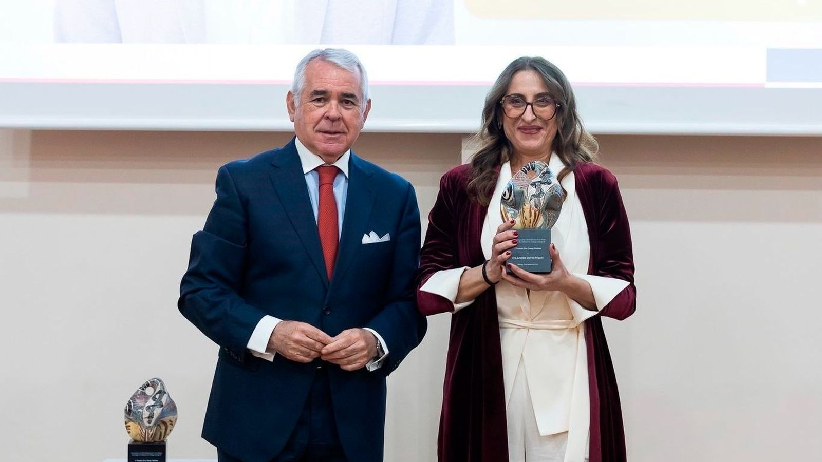 La médica del 061 Lourdes Quirós junto al presidente del Colegio de Médicos, Pedro J. Navarro.