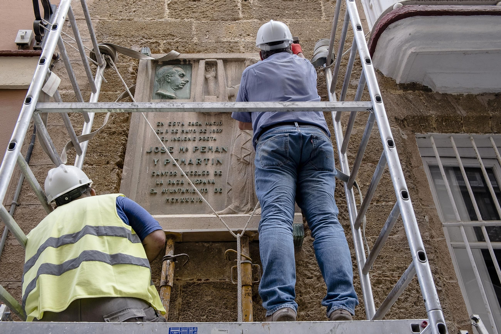 Operación de retirada de la placa de José María Pemán en su casa natal.