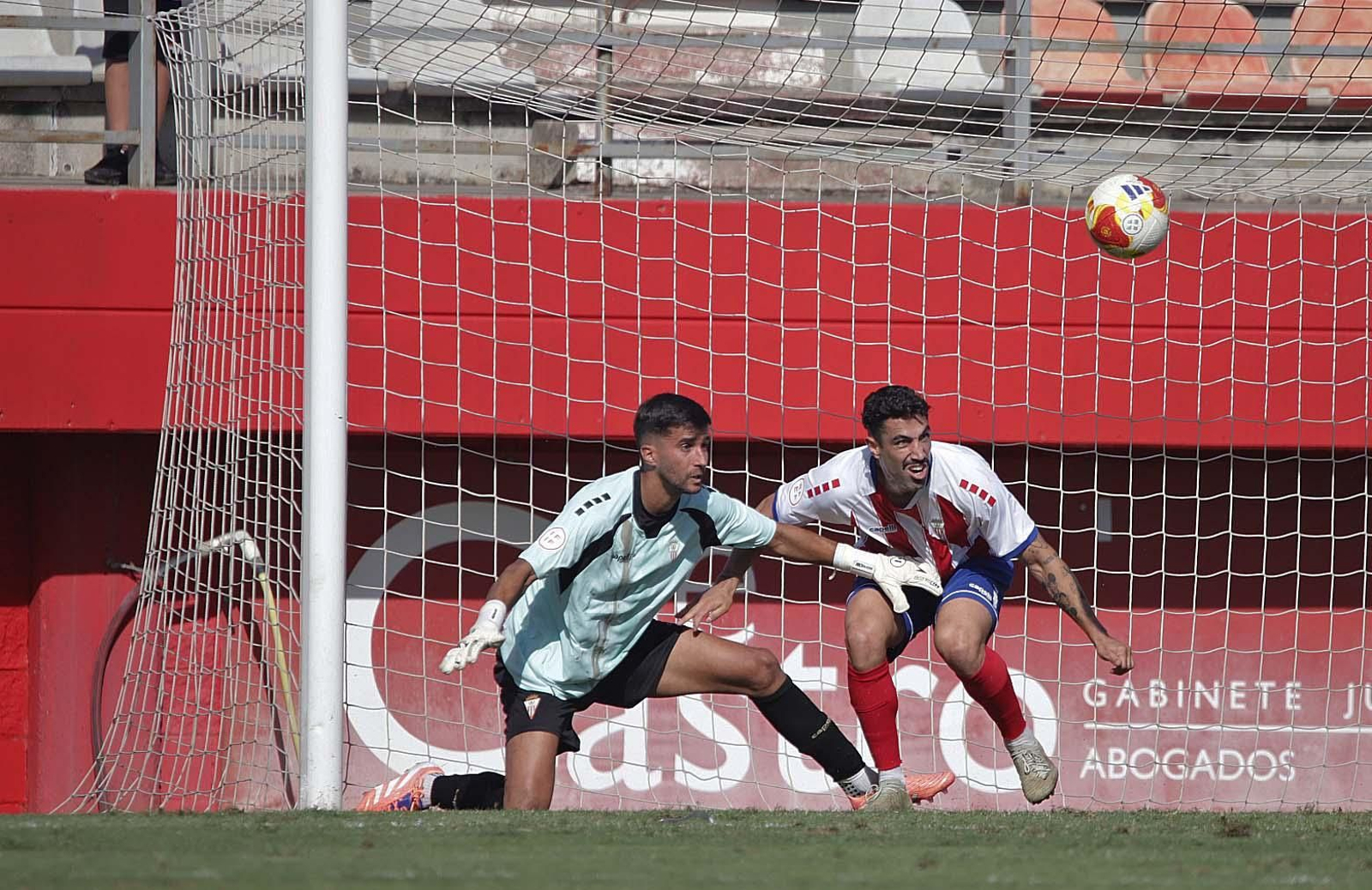 Iván Moreno, junto a Víctor Ruiz, en el partido ante el Alcorcón.